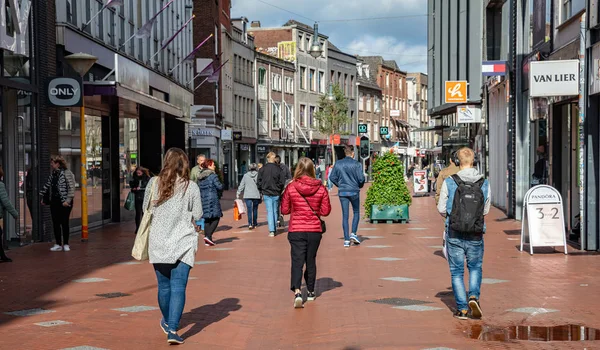 Οι άνθρωποι περπατούν σε ένα δρόμο γεμάτο καταστήματα, το κέντρο της πόλης Eindhoven. Κάτω Χώρες — Φωτογραφία Αρχείου