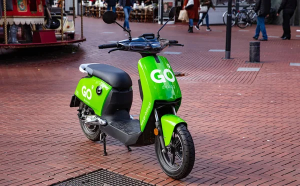 Винтажный мотоцикл Скутер припаркован в центре Эйндховена, Нидерланды — стоковое фото