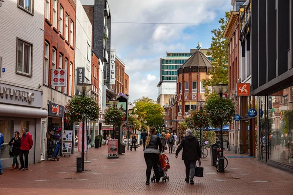 Emberek sétálnak az utcán tele üzletekkel, Eindhoven belvárosában. Egyesült Királyság — Stock Fotó