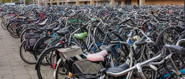 Общественная парковка для велосипедов в Эйндховене, Нидерланды — стоковое фото