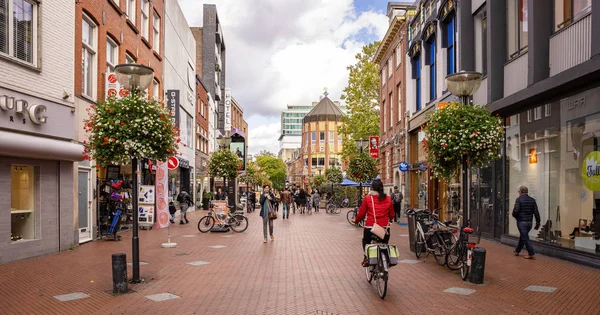 Mensen lopen in een straat vol winkels, Eindhoven centrum. Nederland — Stockfoto
