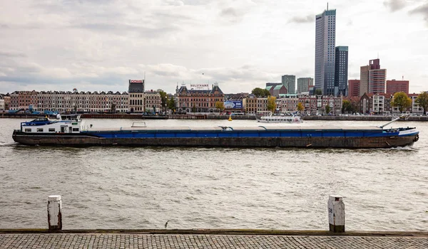 Rotterdam cityscape karşı konteyner gemi ve lojistik — Stok fotoğraf