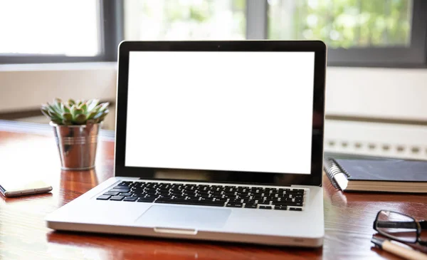 Laptop med vit tom skärm på ett träbord — Stockfoto