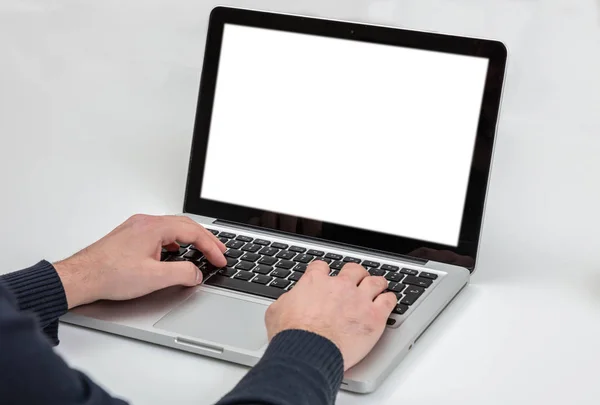 Laptop com tela branca em branco isolado contra fundo branco — Fotografia de Stock