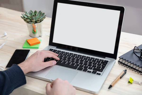 Laptop z białym, czystym ekranem na drewnianym biurku — Zdjęcie stockowe