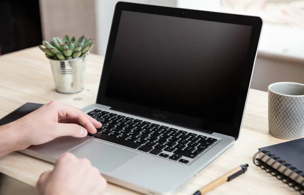 Υπολογιστής laptop με μαύρη λευκή οθόνη σε ξύλινο γραφείο — Φωτογραφία Αρχείου