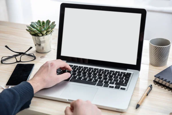 Laptop med vit tom skärm på ett träbord — Stockfoto
