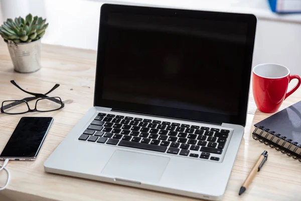 Laptop med svart tom skärm på ett träbord — Stockfoto