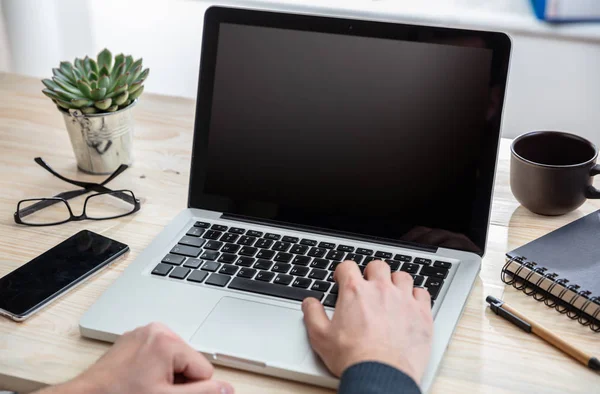 Laptop med svart tom skärm på ett träbord — Stockfoto