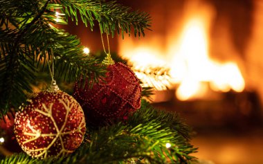 Noel ağacı, arka plandaki bulanık şömineye yakın.