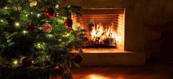 Árbol de Navidad de cerca en el fondo de chimenea en llamas —  Fotos de Stock