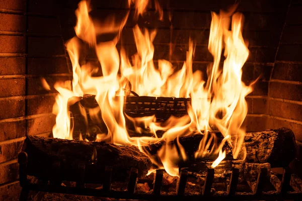 Καύσιμο τζάκι, πραγματικό ξύλο κούτσουρα, ζεστό ζεστό σπίτι σε Χριστούγεννα φορά — Φωτογραφία Αρχείου
