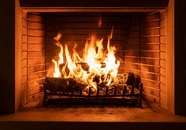 Brandende open haard, echte houtblokken, gezellig warm huis in de kersttijd — Stockfoto