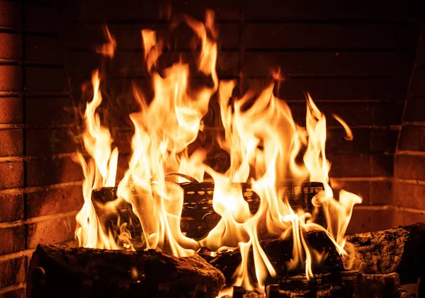 Brandende open haard, echte houtblokken, gezellig warm huis in de kersttijd — Stockfoto