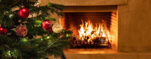 Karácsonyfa közelről égő kandalló háttér — Stock Fotó