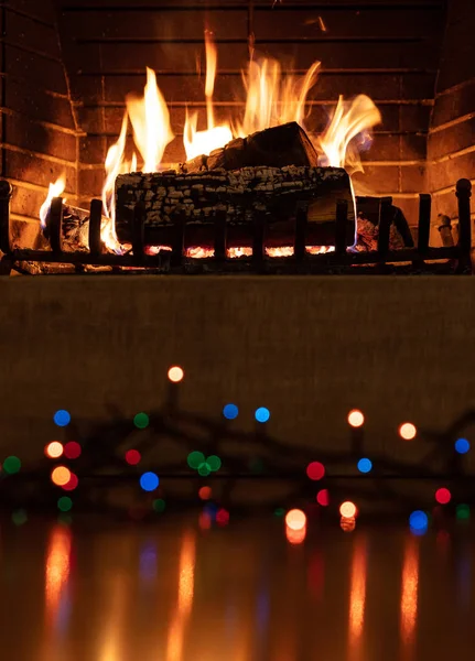 Christmas burning fireplace and lights, holiday decoration background — Stock Photo, Image