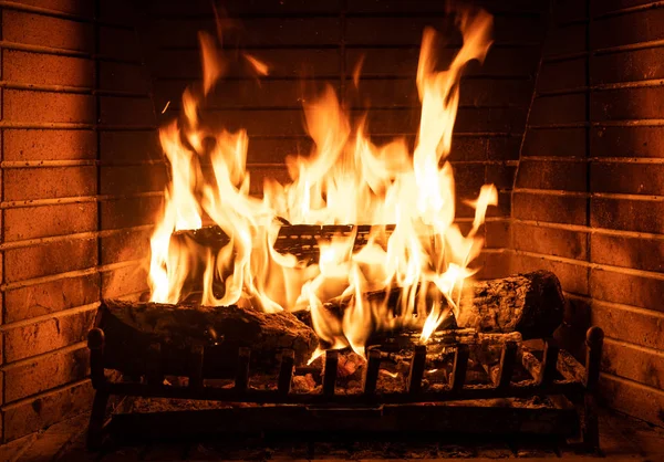 Brandende open haard, echte houtblokken, gezellig warm huis in de kersttijd — Stockfoto