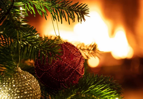 クリスマスツリーはぼやけた暖炉の背景で閉じます — ストック写真