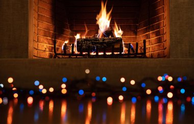 Noel şöminesi, ışıklar, tatil dekorasyonu.