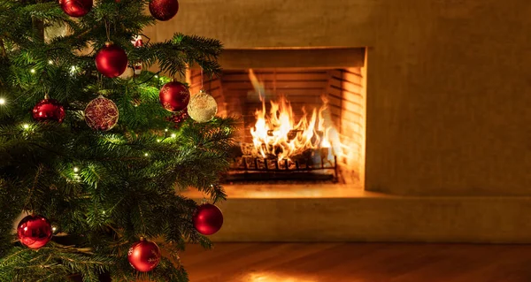 暖炉の背景でクリスマスツリーを閉じる — ストック写真