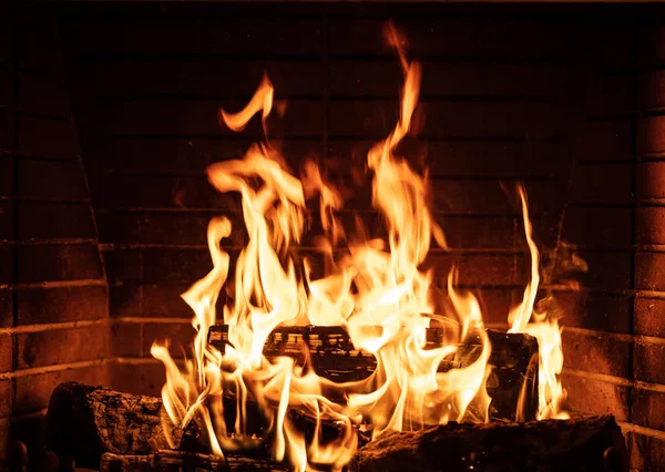 Brandende open haard, echte houtblokken, gezellig warm huis in de kersttijd — Stockfoto