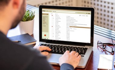 Bir dizüstü bilgisayardaki e- posta listesi, ofis çalışma alanı