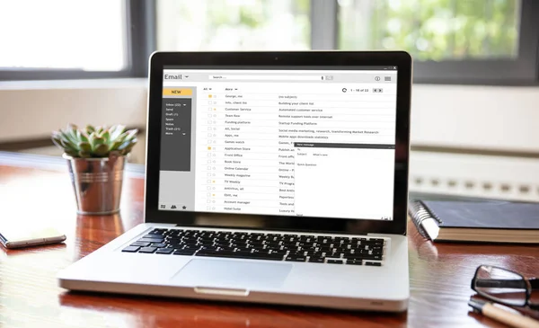 Emails list on a laptop screen, office workspace — Stock Photo, Image