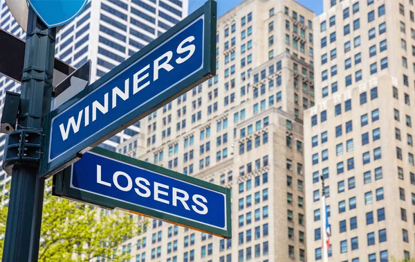 Vencedores perdedores encruzilhada sinal de rua. Highrise edifícios fundo , — Fotografia de Stock
