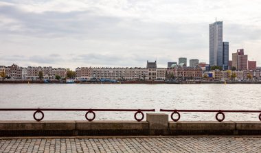 Rotterdam, Hollanda Ufuk çizgisi nehir limanı bulutlu bir günde