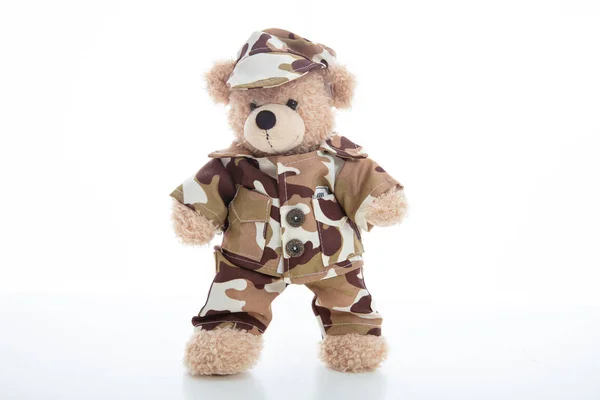Leuke teddybeer in soldatenuniform geïsoleerd tegen witte achtergrond — Stockfoto