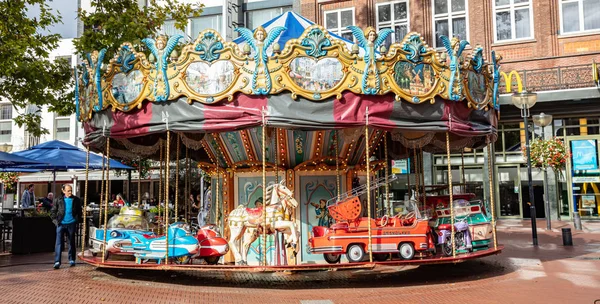 Una selvaggina da giostra vintage in una piazza lastricata. Eindhoven, Paesi Bassi . — Foto Stock