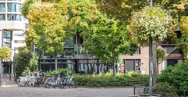 Una plaza pavimentada vacía de la ciudad alberga bicicletas estacionadas. Eindhoven, Países Bajos . — Foto de Stock