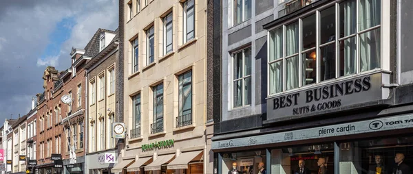 Καταστήματα στο φως της ημέρας βρίσκεται στην οδό Demer. Eindhoven, Κάτω Χώρες. — Φωτογραφία Αρχείου