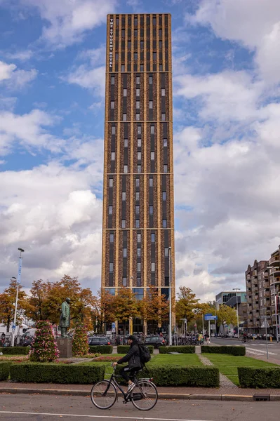 El hotel estudiantil, un lugar especial para todos los que necesitan relajarse. Foto vertical. Eindhoven, Países Bajos . —  Fotos de Stock