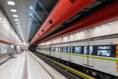 Bulanık tren hareket halinde Atina ve Yunanistan metro istasyonu.