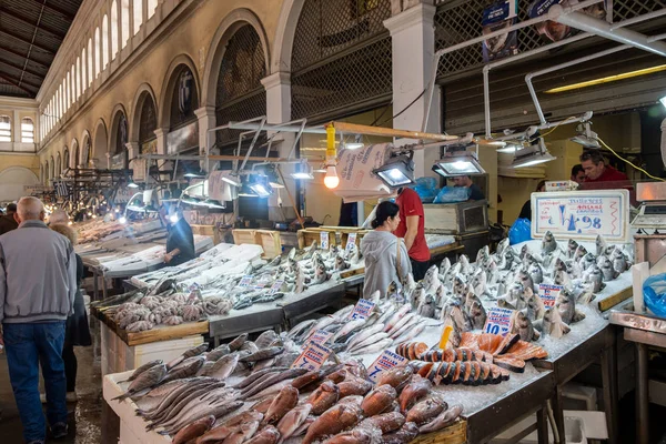 Varietà di frutti di mare di pesce in vendita in un negozio ad Atene, Grecia . — Foto Stock