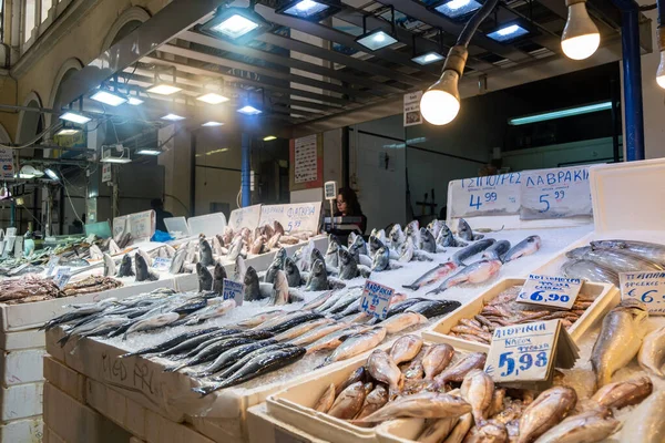 Varietà di frutti di mare di pesce in vendita in un negozio ad Atene, Grecia . — Foto Stock