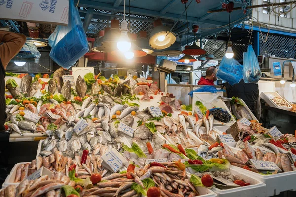 Fisch Meeresfrüchte Sorte zum Verkauf in einem Geschäft in Athen, Griechenland. — Stockfoto