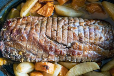 Kızarmış domuz eti, tavuklu rule ve patates tabakta servis edilir. Yaklaş, yukarıdan..