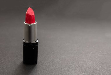 Siyah arkaplan karşısında ruj kırmızısı, yakın plan görünümü