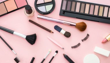 Pembe arkaplana karşı kozmetik ürünleri uydur