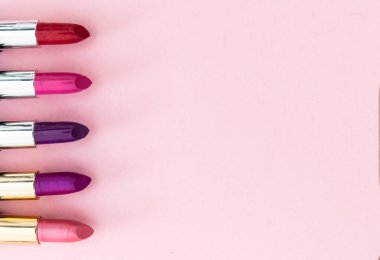 Pembe arkaplana karşı çeşitli renkler, yakın plan görünümü