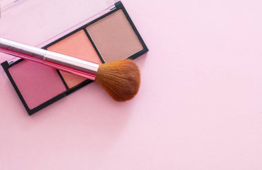 Pembe arkaplana karşı allık küçük palet kiti, kopyalama alanı