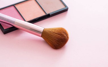 Pembe arkaplana karşı allık küçük palet kiti, kopyalama alanı