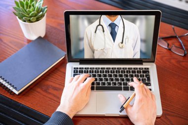 Teletıp kavramı. Doktor Gp bir bilgisayar ekranında, office Resepsiyon arka plan