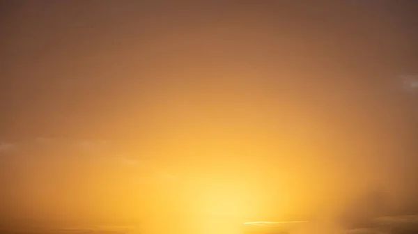 O zachodzie słońca. Wschód słońca zachód słońca jasne niebo pomarańczowy kolor — Zdjęcie stockowe