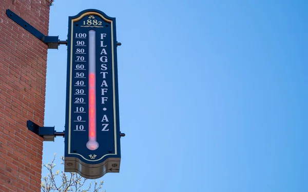 一个街道温度计开尔文刻度温度50度。 亚利桑那州，我们的旗杆. — 图库照片