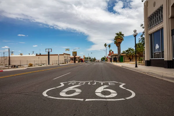 Şehirden geçerken 66. Yol işaretini kolayca görebilirsiniz. Bu size tarihi anayolu hatırlatır. İğneler, Kaliforniya, ABD. — Stok fotoğraf