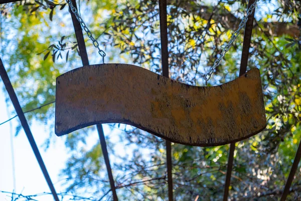 金属構造物、青い空と木の背景の空の木のサインハング, — ストック写真