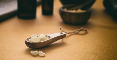 Turuncu arkaplanda Chios mastic gözyaşları